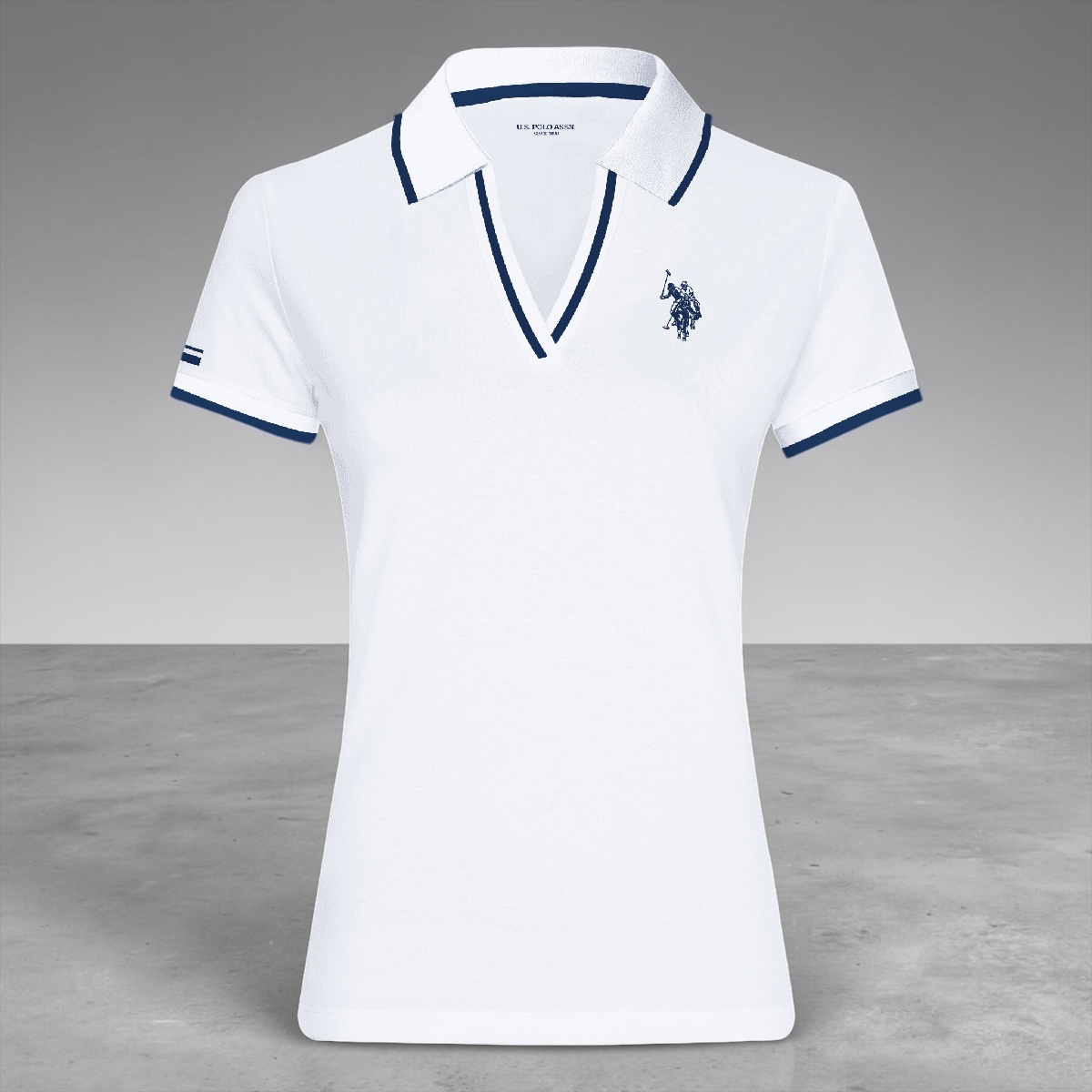 Polo www.treshop.com.co de mujer en algodón blanco con cuello en V, detalles azul marino y logo bordado