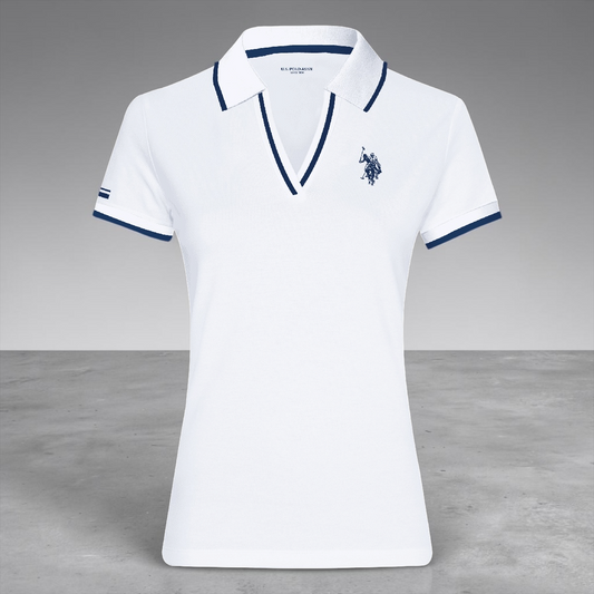Polo www.treshop.com.co de mujer en algodón blanco con cuello en V, detalles azul marino y logo bordado