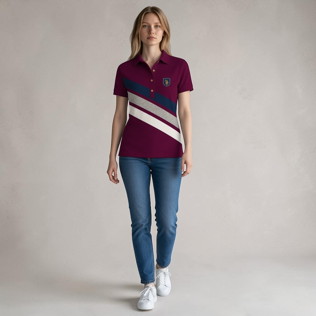 Mujer vistiendo polo burdeos www.treshop.com.co con franjas diagonales, cuello clásico y escudo bordado en el pecho.