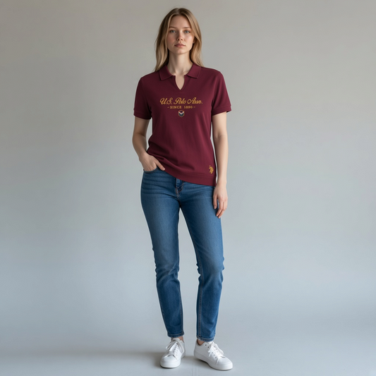 Mujer vistiendo polo burdeos de algodón con logo bordado de www.treshop.com.co, combinado con jeans y tenis blancos