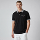 Hombre vistiendo polo negro de www.treshop.com.co con cuello y puños grises texturizados y logo bordado en el pecho