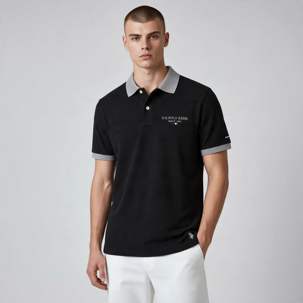 Hombre vistiendo polo negro de www.treshop.com.co con cuello y puños grises texturizados y logo bordado en el pecho