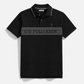 Polo negro para hombre de www.treshop.com.co con rayas horizontales y logotipo de U.S. Polo Assn. en el pecho