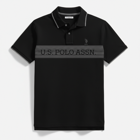 Polo negro para hombre de www.treshop.com.co con rayas horizontales y logotipo de U.S. Polo Assn. en el pecho