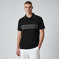 Hombre vistiendo polo negro www.treshop.com.co con rayas horizontales y logo de U.S. Polo Assn. en el pecho