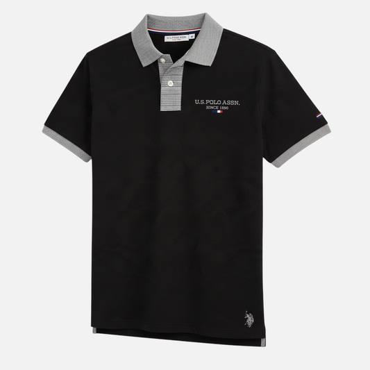 Camiseta polo negra www.treshop.com.co con cuello y puños grises texturizados y logo bordado U.S. Polo Assn.