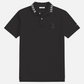Camiseta polo negra para hombre de www.treshop.com.co con cuello estampado y logotipo bordado en el pecho