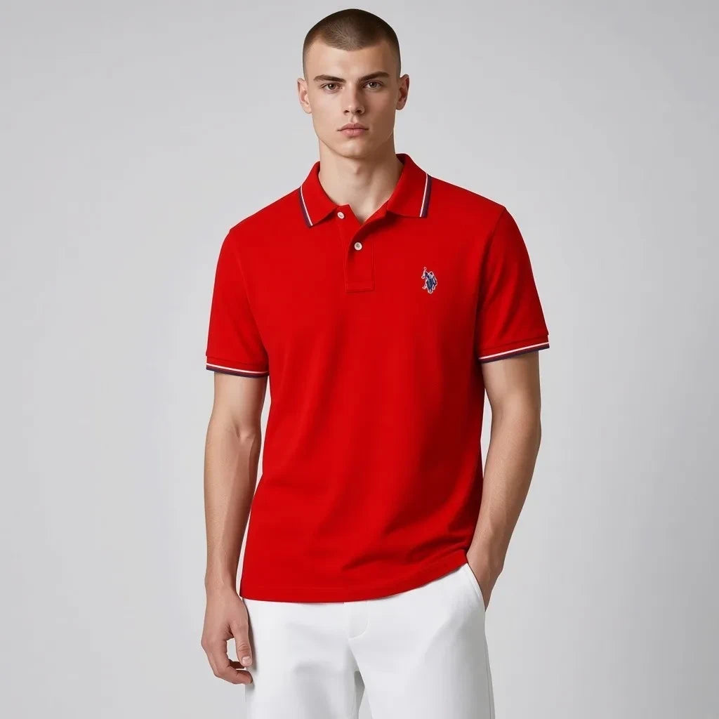 Polo rojo de hombre www.treshop.com.co en algodon pique con logo de goma y detalles en cuello y mangas