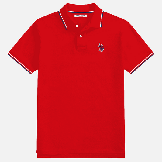 Camiseta polo roja de algodón para hombre de www.treshop.com.co con detalles de líneas en cuello y mangas