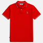 Polo rojo de algodón U.S. POLO ASSN. de www.treshop.com.co con cuello y mangas en contraste y logo bordado.