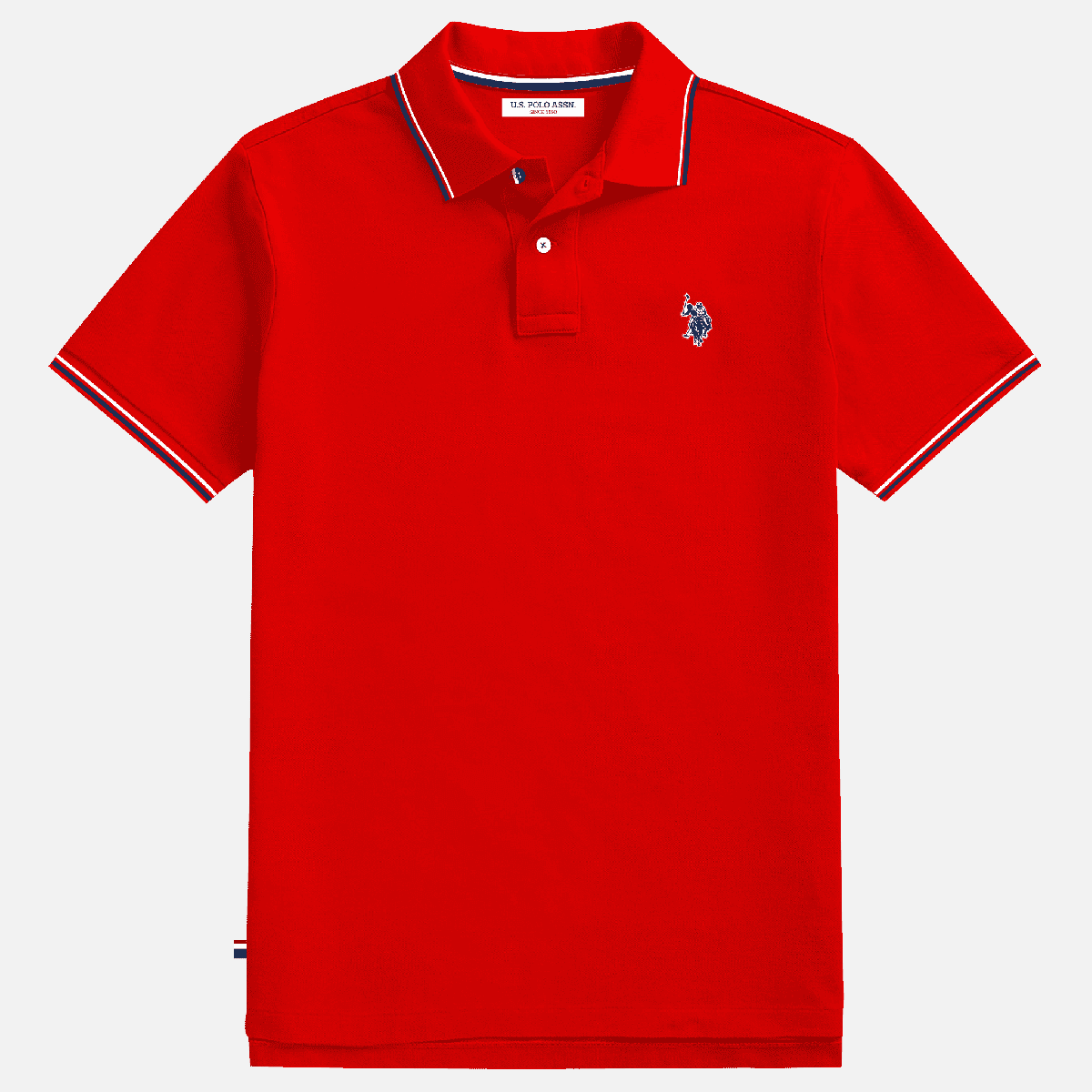 Polo rojo de algodón U.S. POLO ASSN. de www.treshop.com.co con cuello y mangas en contraste y logo bordado.