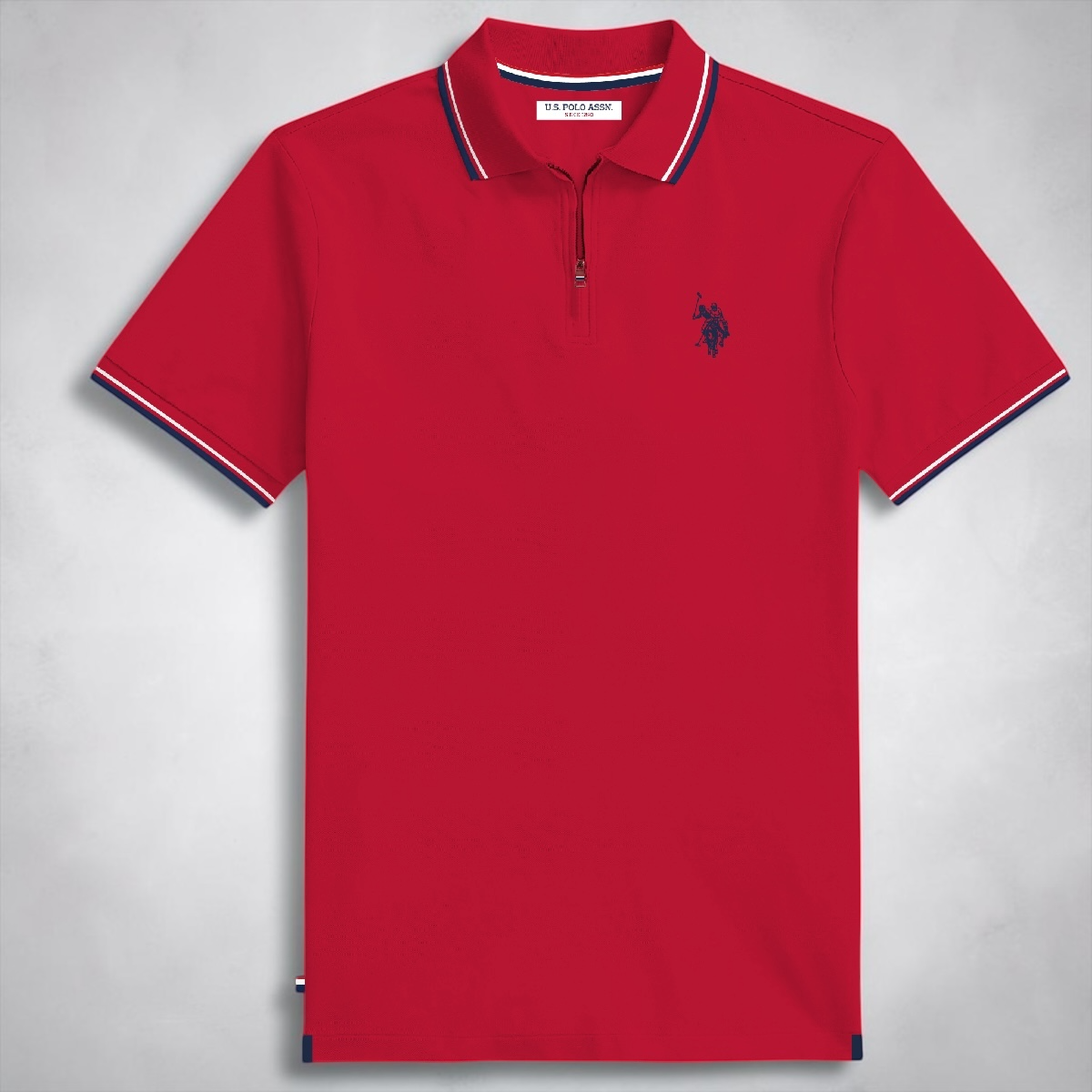 Polo rojo de manga corta www.treshop.com.co con cierre de cremallera, cuello y puños en contraste y logo bordado.