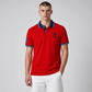 Hombre vistiendo polo rojo de algodón U.S. POLO ASSN. con cuello azul y detalles bordados de www.treshop.com.co