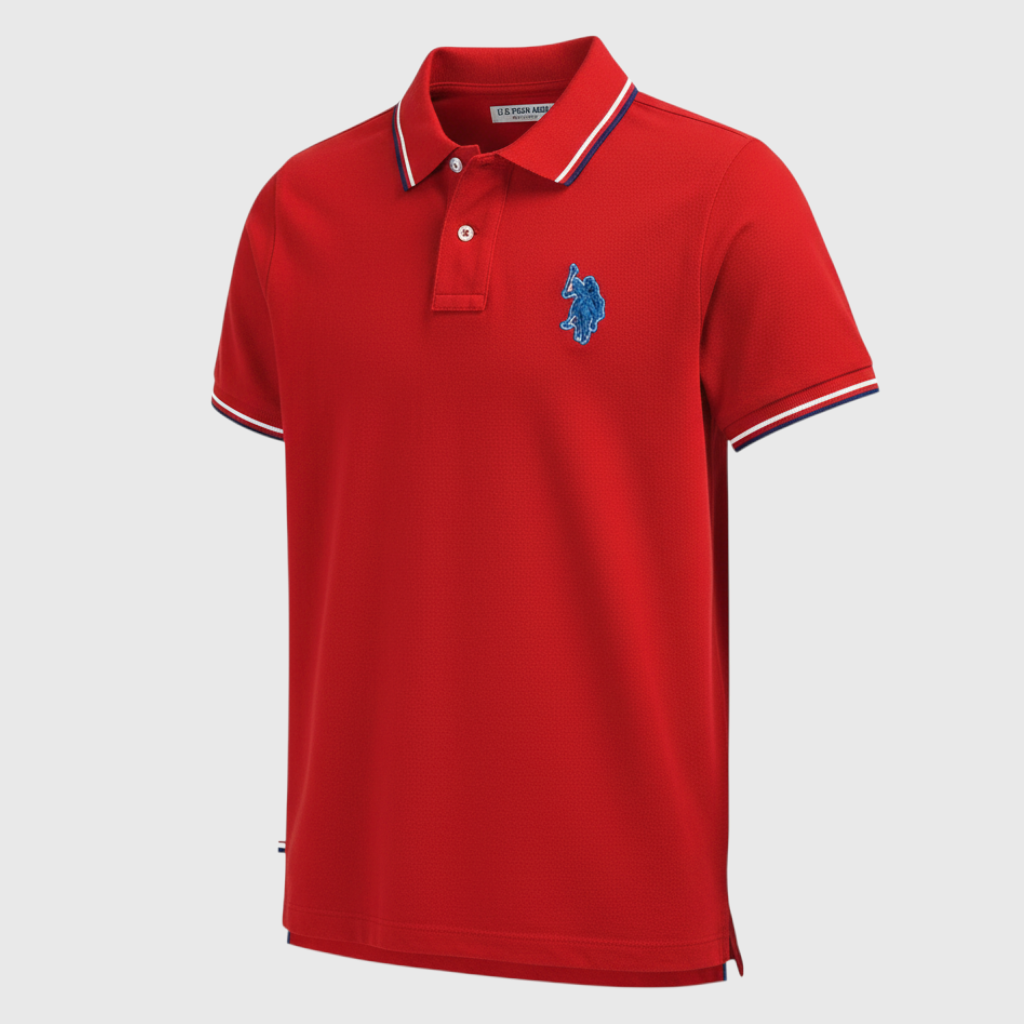 Camiseta polo roja para hombre de www.treshop.com.co con detalles en contraste en cuello y mangas y logo bordado