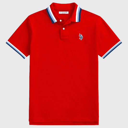 Camiseta polo roja para hombre de www.treshop.com.co con cuello y puños acanalados a rayas y logo bordado en el pecho