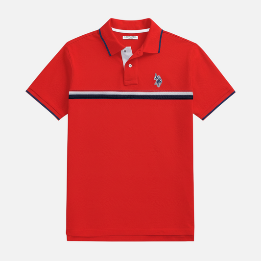Polo rojo para hombre U.S. Polo Assn. de www.treshop.com.co con franjas horizontales en el pecho y logo bordado en contraste
