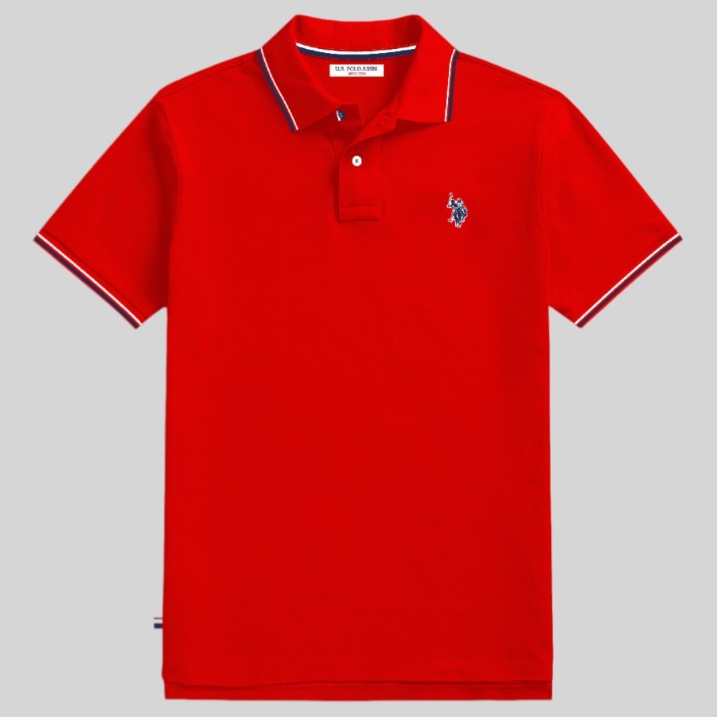 Polo rojo de hombre www.treshop.com.co en algodón piqué con logo de goma y detalles en cuello y mangas
