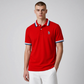 Hombre vistiendo polo rojo U.S. POLO ASSN. de www.treshop.com.co con cuello y puños a rayas azul y blanco