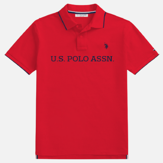 Camiseta polo roja para hombre de www.treshop.com.co con logo bordado y detalles en contraste en cuello y mangas. Marca U.S. Polo Assn.