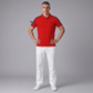 Hombre vistiendo polo rojo de algodón www.treshop.com.co con rayas en hombros y logo bordado, combinado con pantalón blanco