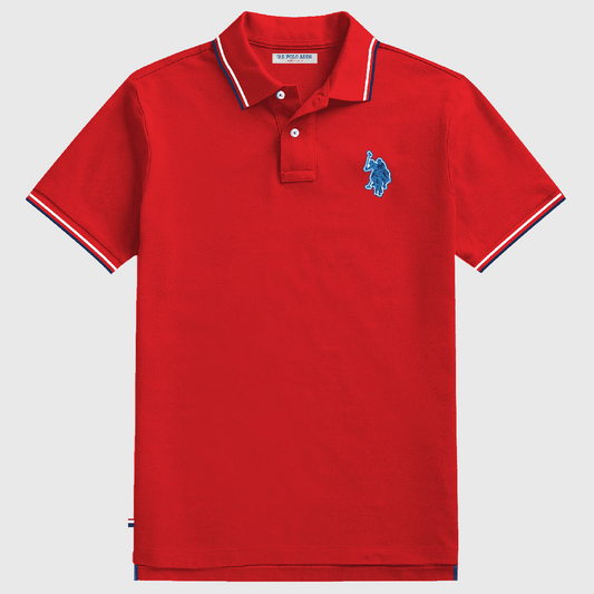 Polo rojo para hombre www.treshop.com.co con detalles en contraste en cuello y mangas y logo bordado en el pecho.