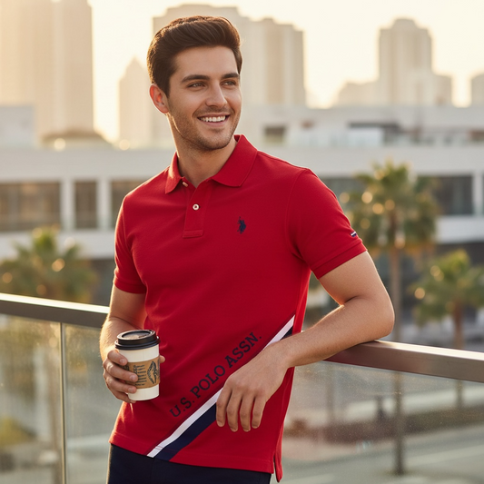 Hombre sonriente vistiendo polo rojo de algodón www.treshop.com.co con estampado diagonal y logo en fondo urbano