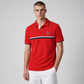 Hombre vistiendo polo rojo U.S. Polo Assn. de  www.treshop.com.co con franjas horizontales, cuello en contraste y logo bordado en el pecho