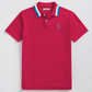 Polo rojo para hombre www.treshop.com.co con cuello de rayas azules y blancas y logotipo bordado en el pecho