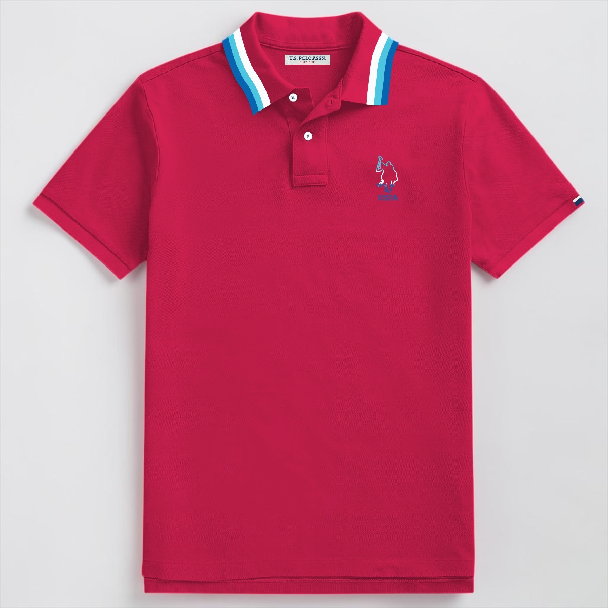 Polo rojo para hombre www.treshop.com.co con cuello de rayas azules y blancas y logotipo bordado en el pecho