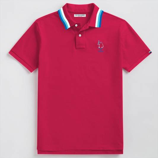 Polo rojo para hombre www.treshop.com.co con cuello de rayas azules y blancas y logotipo bordado en el pecho