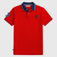 Camiseta polo roja de algodón www.treshop.com.co con cuello azul, logotipo bordado y número en la manga