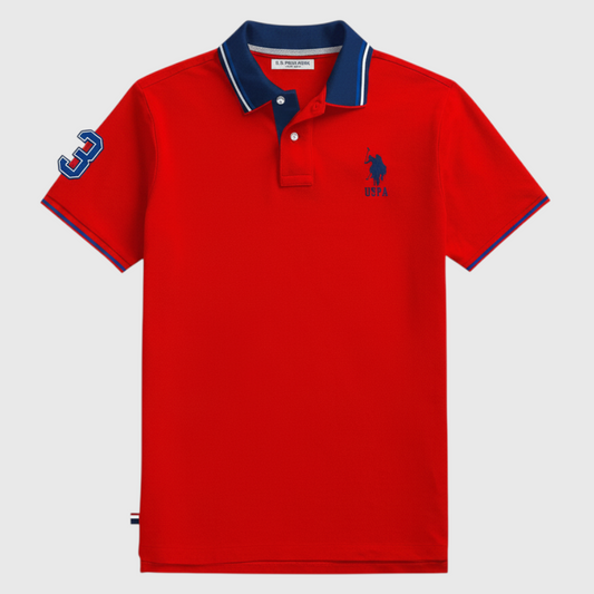 Camiseta polo roja de algodón www.treshop.com.co con cuello azul, logotipo bordado y número en la manga