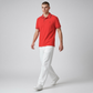 Hombre vistiendo polo rojo de www.treshop.com.co con detalles en contraste, combinado con pantalones blancos