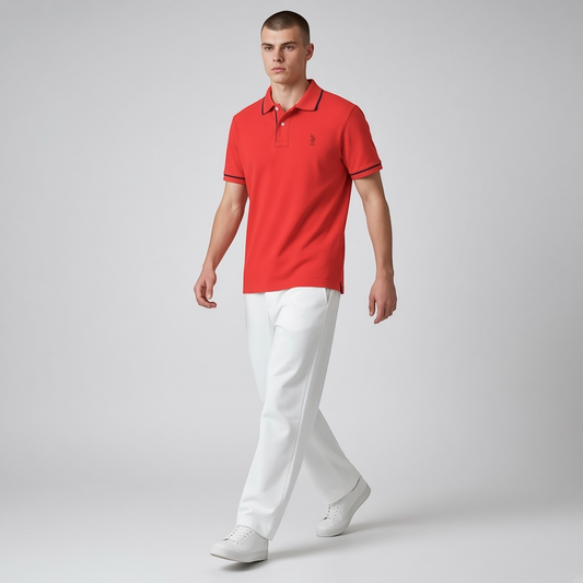 Hombre vistiendo polo rojo de www.treshop.com.co con detalles en contraste, combinado con pantalones blancos