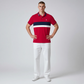 Modelo vistiendo polo rojo www.treshop.com.co con franjas azul marino y blancas, logo bordado y cuello detallado.