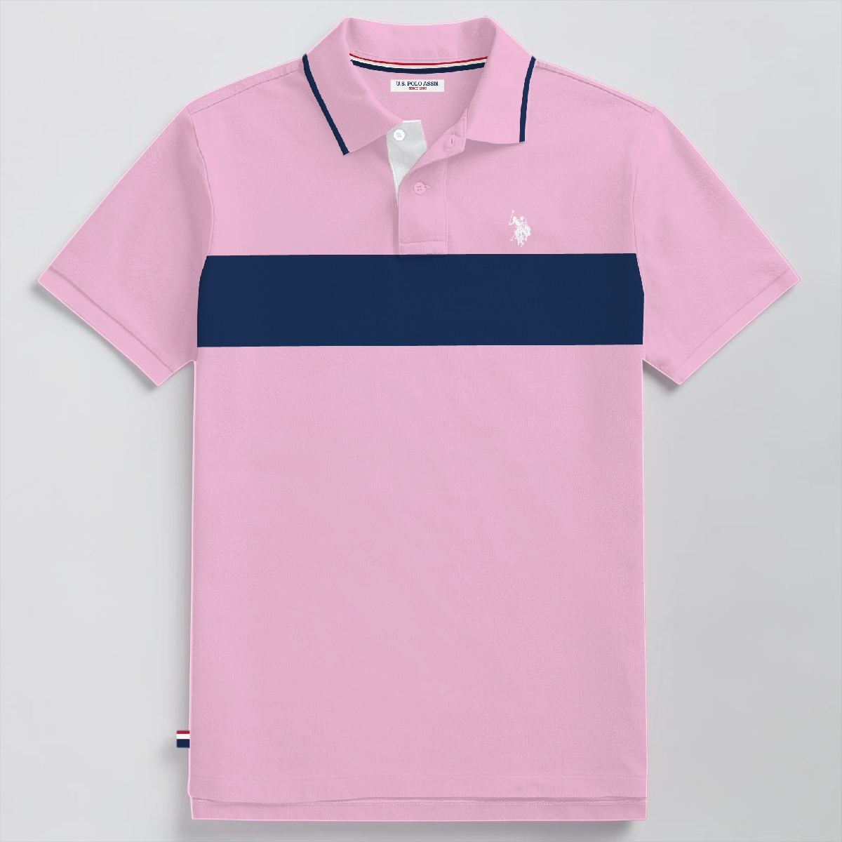 Polo www.treshop.com.co de algodón piqué rosa con franja azul marino, corte custom fit y logo bordado en el pecho.