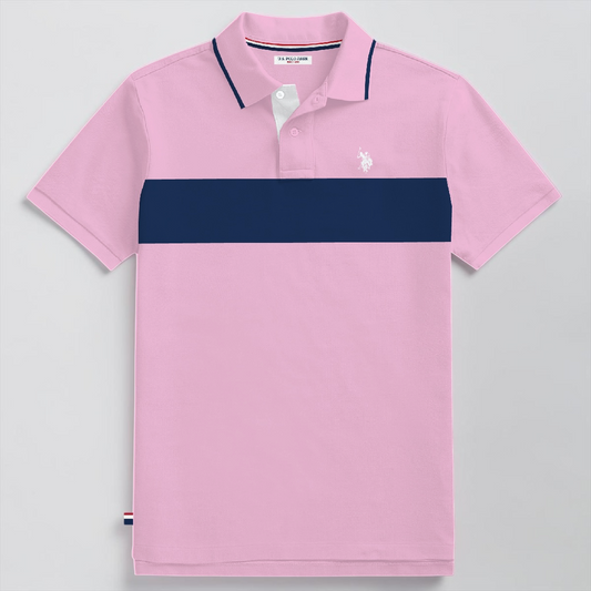 Polo www.treshop.com.co de algodón piqué rosa con franja azul marino, corte custom fit y logo bordado en el pecho.