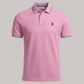 Polo rosa para hombre de www.treshop.com.co con cuello y mangas con ribetes en contraste y logo bordado en el pecho.