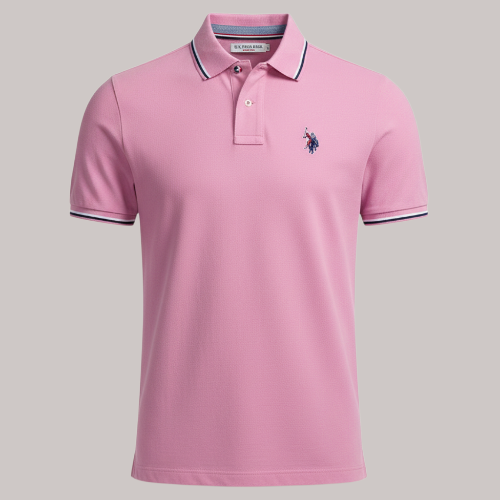 Polo rosa para hombre de www.treshop.com.co con cuello y mangas con ribetes en contraste y logo bordado en el pecho.