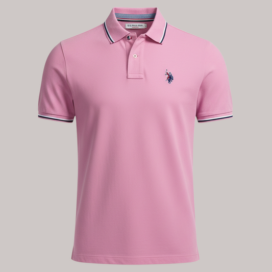 Polo rosa para hombre de www.treshop.com.co con cuello y mangas con ribetes en contraste y logo bordado en el pecho.