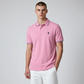Hombre vistiendo polo rosa www.treshop.com.co con cuello y mangas de ribetes en contraste y logo bordado en el pecho.