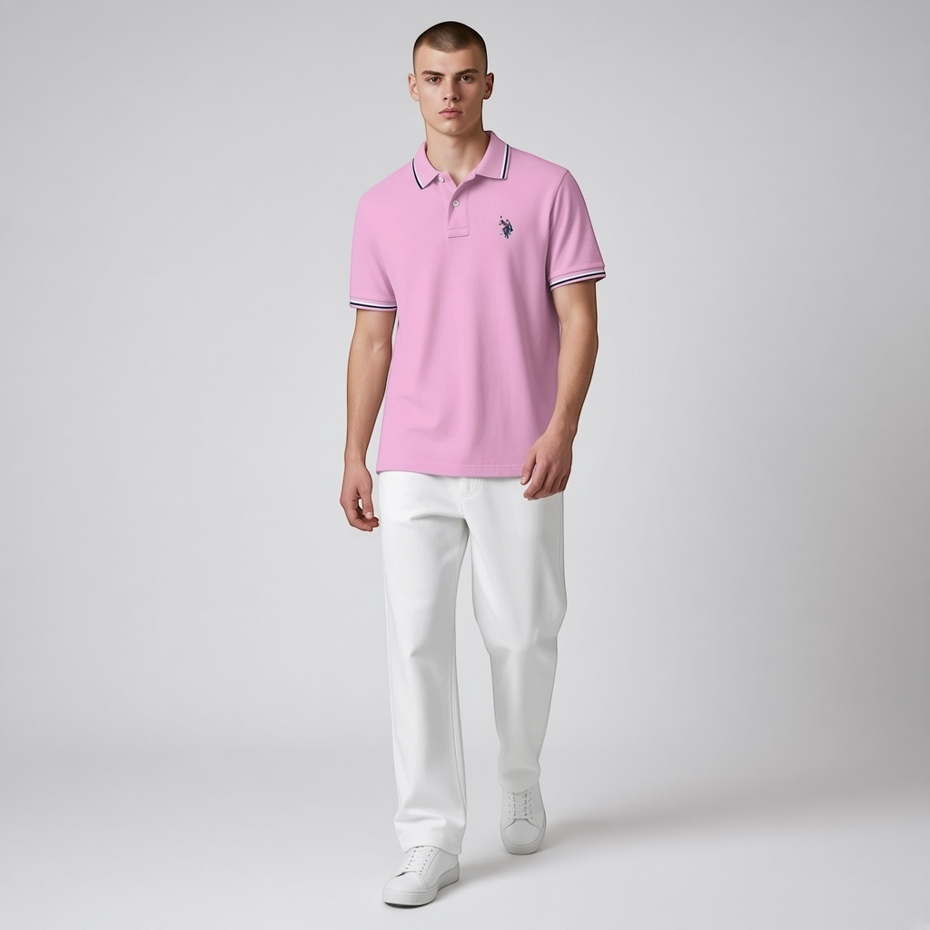 Hombre vistiendo polo rosa de www.treshop.com.co con cuello y mangas en contraste y logo bordado en el pecho
