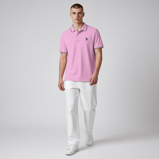 Hombre vistiendo polo rosa de www.treshop.com.co con cuello y mangas en contraste y logo bordado en el pecho