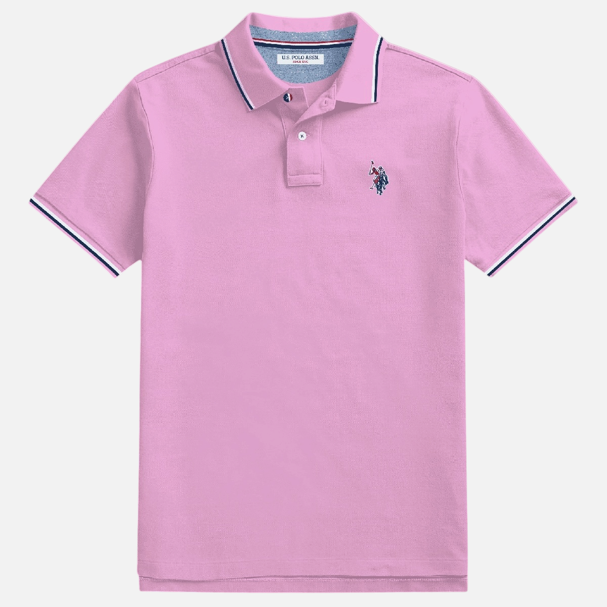 Polo rosa para hombre de www.treshop.com.co con cuello clásico, tapeta de botones y logotipo bordado en el pecho.