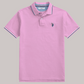 Polo rosa para hombre de www.treshop.com.co con cuello y mangas con ribetes en contraste y logo bordado en el pecho.