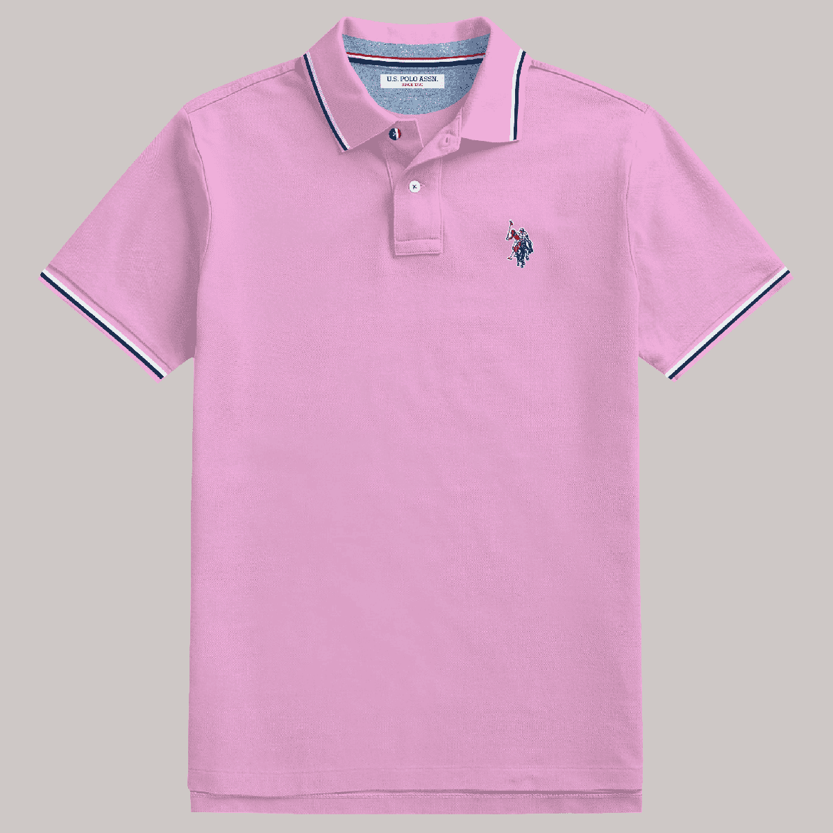 Polo rosa para hombre de www.treshop.com.co con cuello y mangas con ribetes en contraste y logo bordado en el pecho.