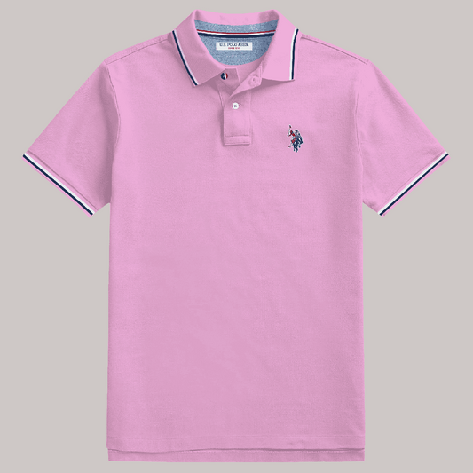 Polo rosa para hombre de www.treshop.com.co con cuello y mangas con ribetes en contraste y logo bordado en el pecho.
