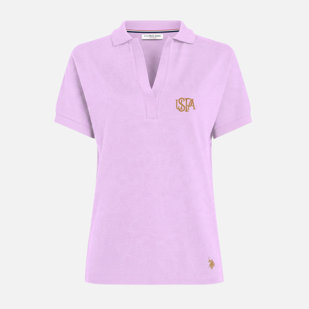 Camiseta polo rosa para mujer de www.treshop.com.co con cuello en V y bordado distintivo en el pecho