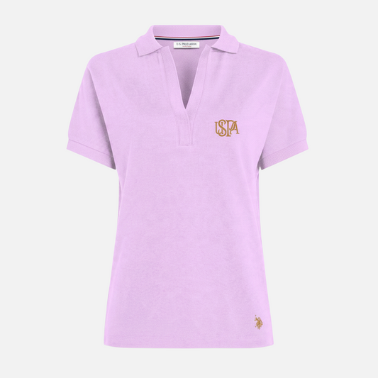 Camiseta polo rosa para mujer de www.treshop.com.co con cuello en V y bordado distintivo en el pecho