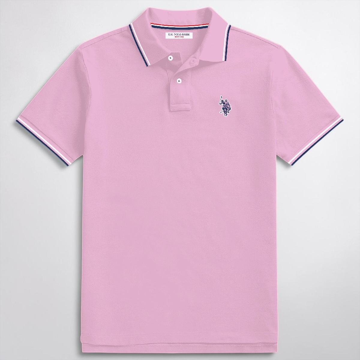 Polo www.treshop.com.co rosado de algodón piqué con corte custom fit, logo bordado y detalles en cuello y mangas.